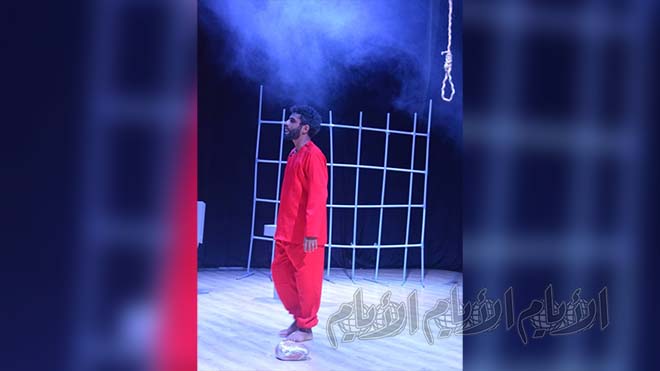 أكرم مقطري في مسرحية "اعدام عند الفجر" 